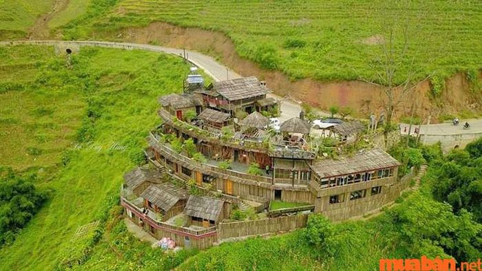 Mường Hoa Homestay tọa lạc bên dòng suối Mường Hoa.