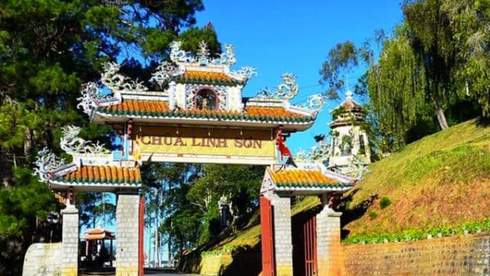 Chùa Linh Sơn ở số 120 Nguyễn Văn Trỗi, phường 2, thành phố Đà Lạt (Ảnh: Sưu tầm)