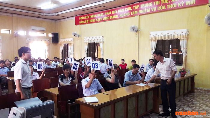 Có 4 hình thức đấu giá đất bao gồm: đấu giá trực tiếp bằng lời, đấu giá bằng bỏ phiếu, đấu giá gián tiếp và đấu giá trực tuyến.