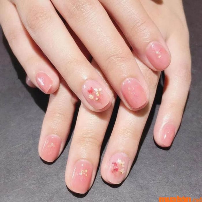 Mẫu nail hồng thạch họa tiết đơn giản với hoa