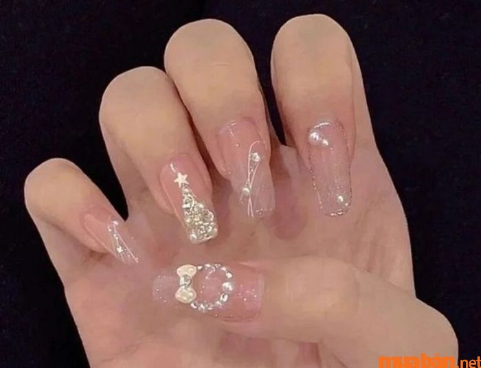 Mẫu nail hồng thạch đính đá nhẹ nhàng và tinh tế