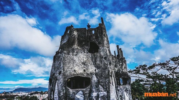 Biệt thự Hằng Nga, còn gọi là Crazy House.