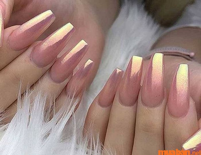 Mẫu nail hồng thạch tráng gương phong cách