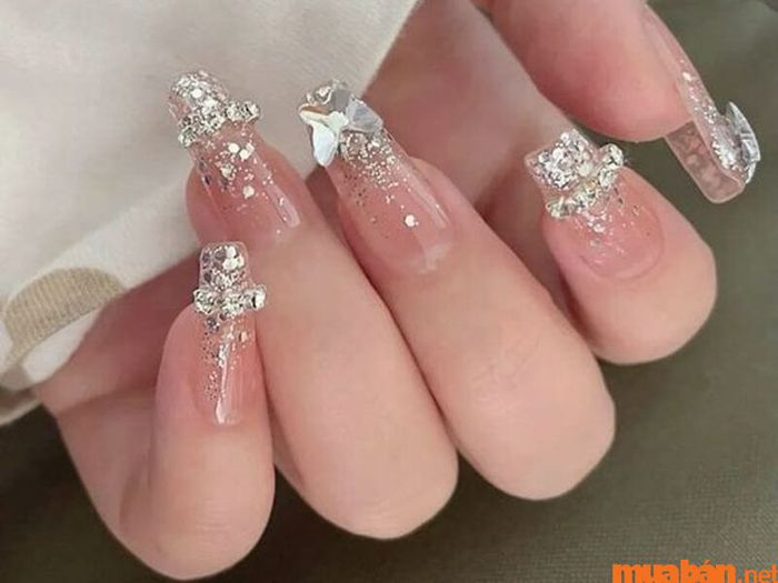 Mẫu nail hồng thạch đính đá lấp lánh và thu hút