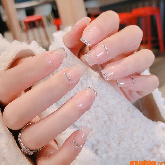 Mẫu nail hồng thạch với họa tiết đơn giản và đính đá