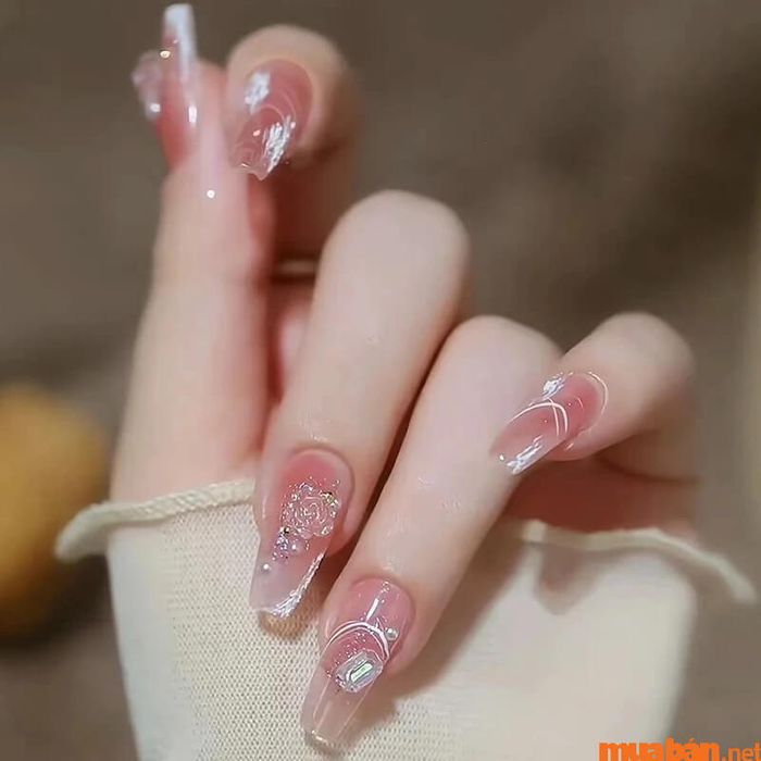 Mẫu nail hồng thạch đính đá sang trọng và quý phái