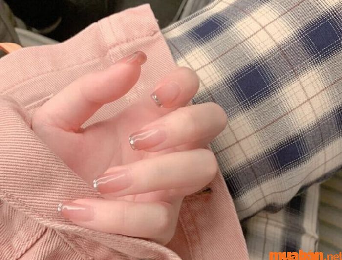 Mẫu nail hồng thạch sơn bóng nữ tính và quyến rũ