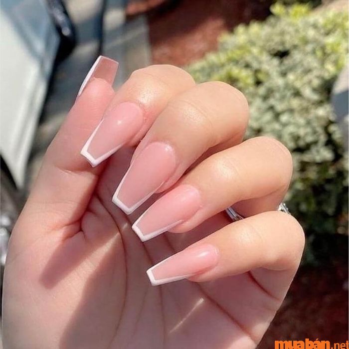 Mẫu nail hồng thạch đơn giản nhưng quyến rũ