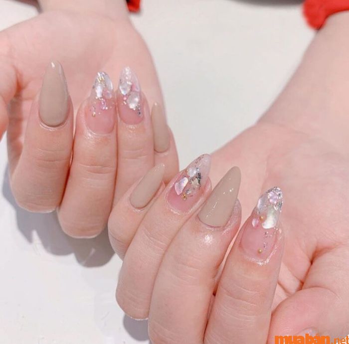 Mẫu nail hồng thạch xà cừ với móng nhọn