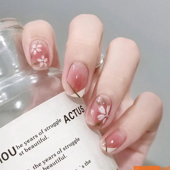 Mẫu nail hồng thạch vẽ hoa trắng