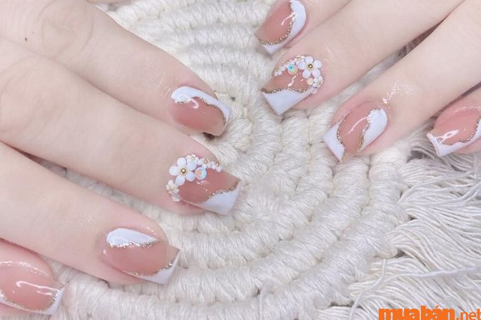 Mẫu nail hồng thạch pha trắng với đá đính