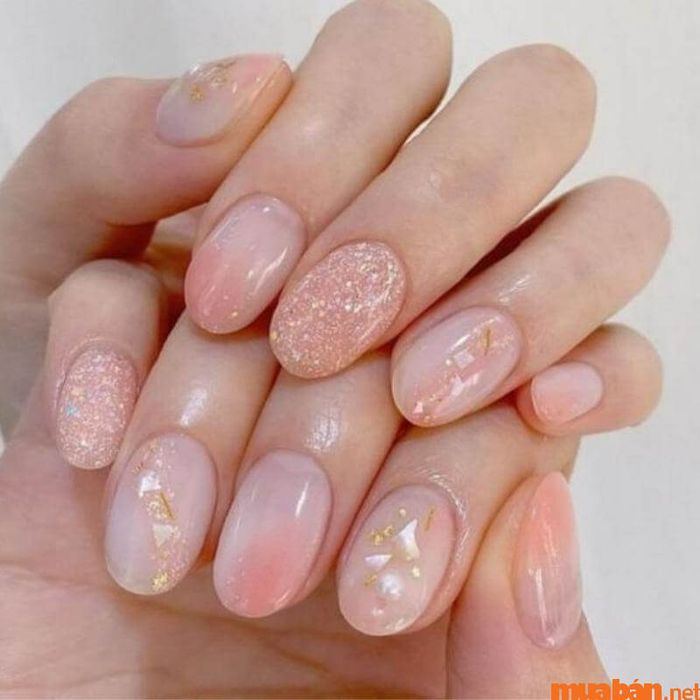 Mẫu nail hồng thạch với họa tiết giản dị