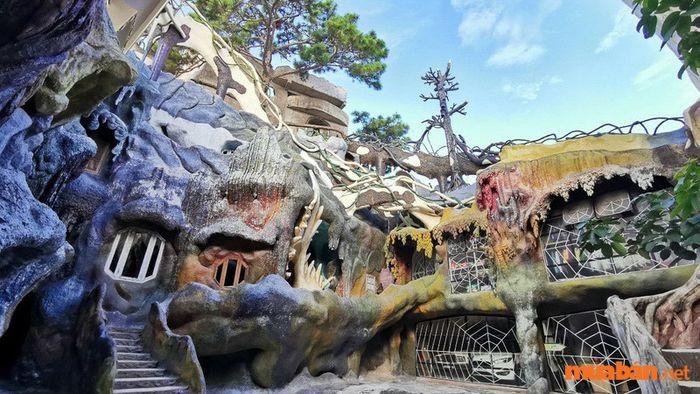 Tại đây, bạn sẽ khám phá nhiều góc chụp hình độc đáo, vừa hấp dẫn vừa có phần kỳ quái.