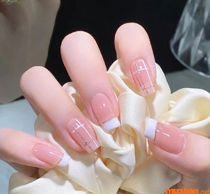 Mẫu nail hồng thạch kẻ đẹp và dịu dàng