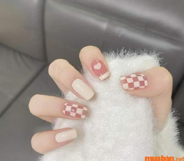 Mẫu nail hồng thạch kẻ caro phong cách