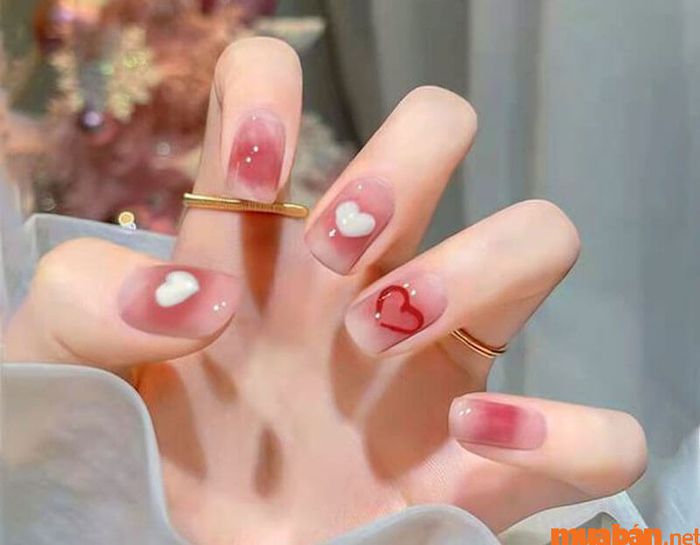 Mẫu nail hồng thạch với họa tiết trái tim đơn giản