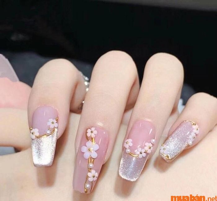 Mẫu nail hồng thạch vẽ hoa nhẹ nhàng