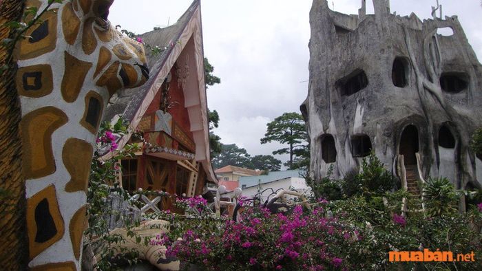 Với những lối đi quanh co và kiến trúc kỳ lạ, hãy đặc biệt lưu ý đến trẻ nhỏ.