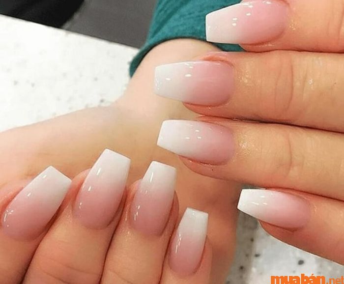 Mẫu nail hồng thạch pha trắng nhẹ nhàng