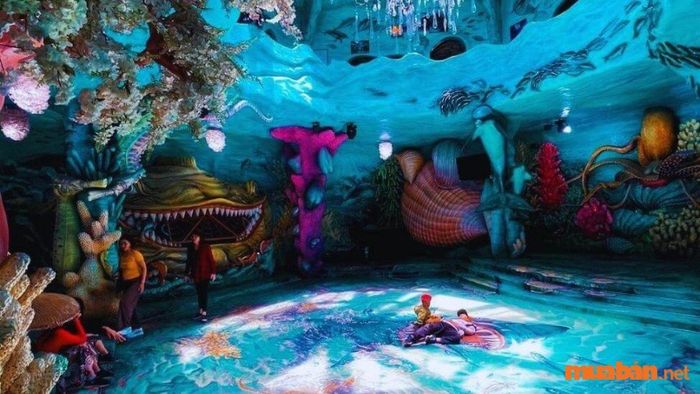 Khi bước vào, du khách như được đưa vào thế giới dưới đại dương bao la.