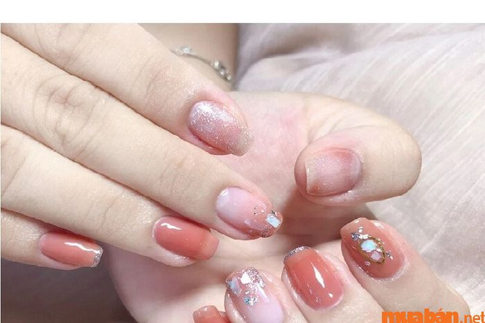 Mẫu nail hồng thạch kim tuyến nổi bật