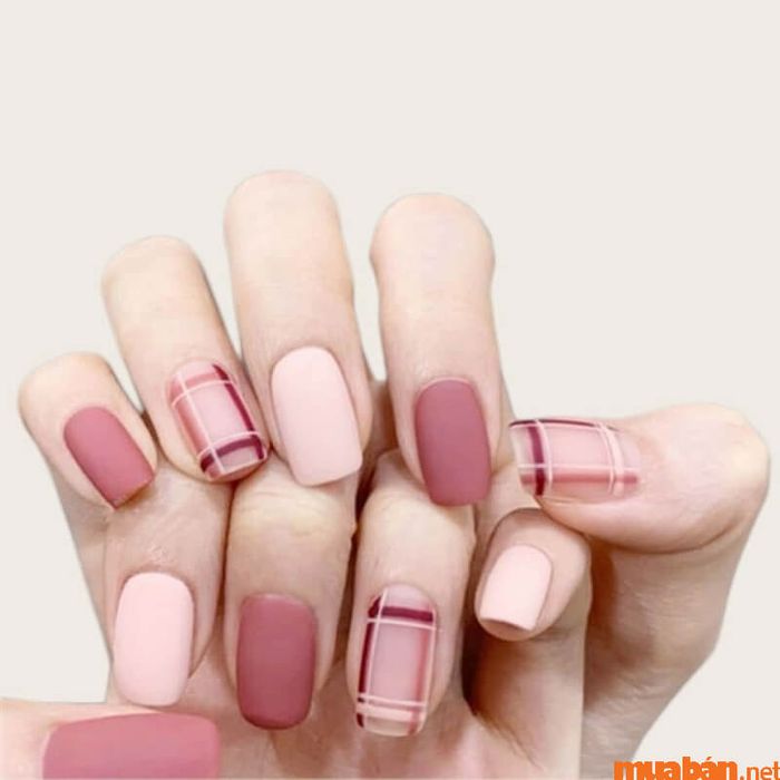 Mẫu nail hồng thạch kẻ nhẹ nhàng thanh thoát