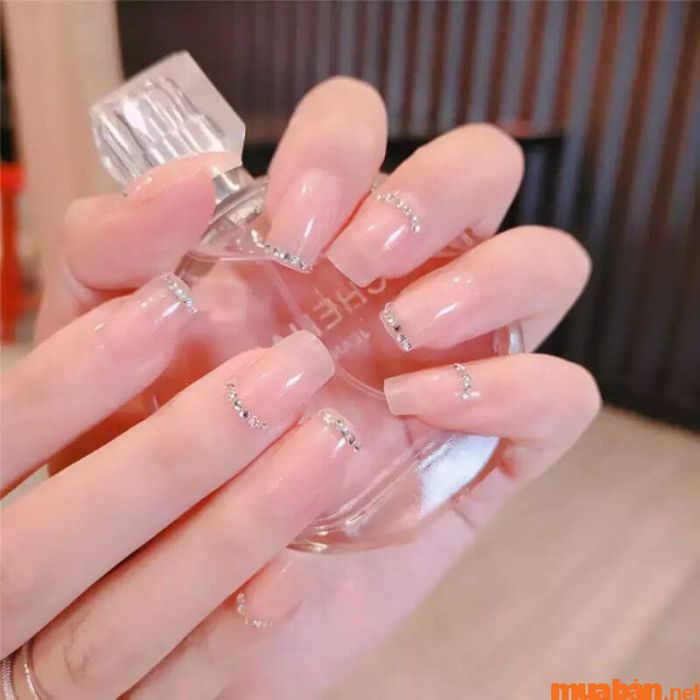 Mẫu nail hồng thạch đính đá thanh lịch và duyên dáng