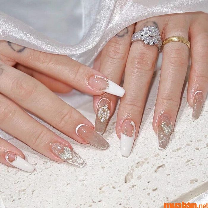 Mẫu nail hồng thạch pha trắng sang trọng với đá đính