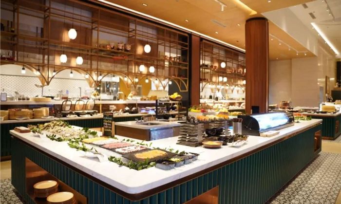 Quầy buffet với nhiều món ăn đa dạng và hấp dẫn