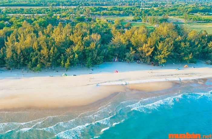 Bãi biển Hồ Tràm kéo dài từ thị trấn Long Hải đến xã Bình Châu, huyện Xuyên Mộc, tỉnh Bà Rịa – Vũng Tàu.