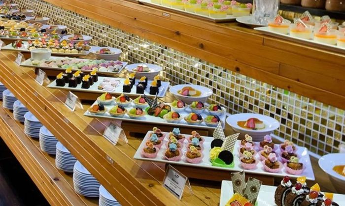 Buffet với nhiều món ăn đa dạng