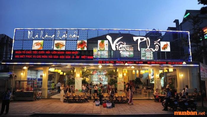 Nhà hàng Việt Phố phục vụ các món ăn ngon, và đội ngũ nhân viên rất nhiệt tình.