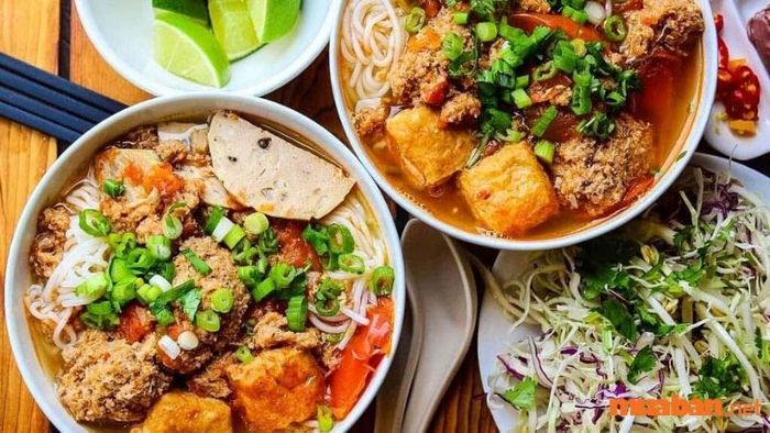 Nước dùng thanh ngọt, đậm đà và hấp dẫn.