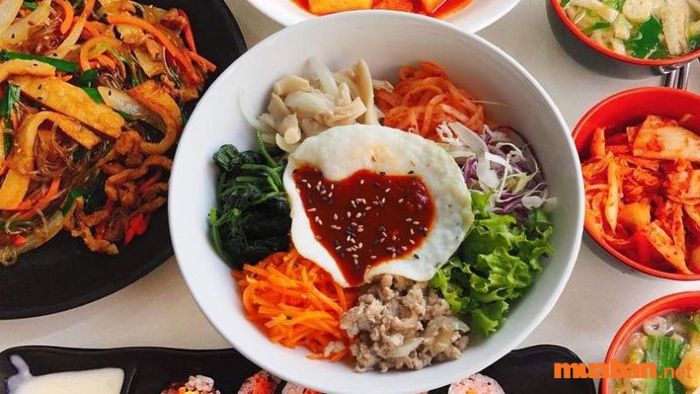Đầy đủ các món ăn vặt đặc trưng từ Hàn Quốc.