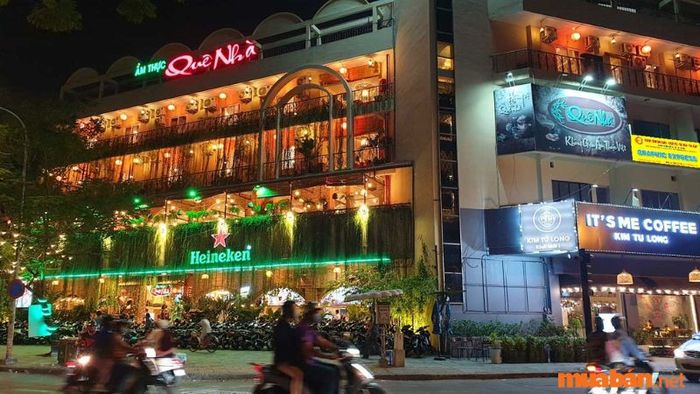 Quán có không gian thoáng đãng, thể hiện rõ nét bản sắc quê hương Việt Nam.