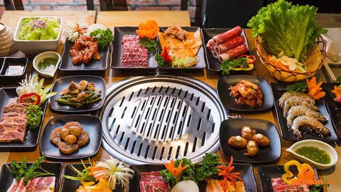 Món ăn phong phú với cách trình bày bắt mắt.