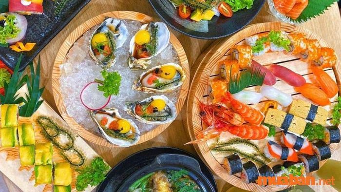 Sushi hải sản luôn tươi ngon, được trang trí một cách thu hút.