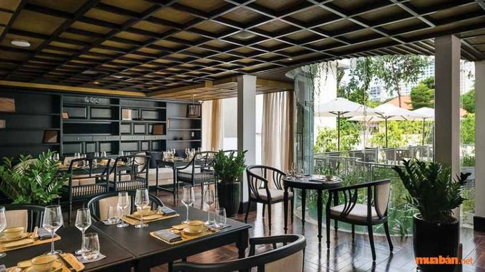Không gian được thiết kế hiện đại, mang lại không khí thanh lịch và nhẹ nhàng.