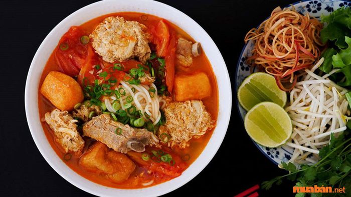Bún riêu ở đây được phục vụ với nhiều topping chất lượng, phong phú và hấp dẫn.