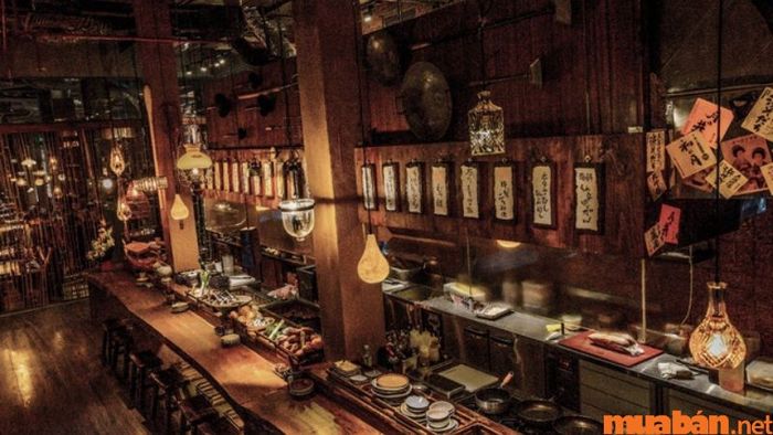 Shamoji Robata Yaki là một trong những quán ăn nổi bật tại quận 1, với thiết kế đậm chất Nhật Bản.
