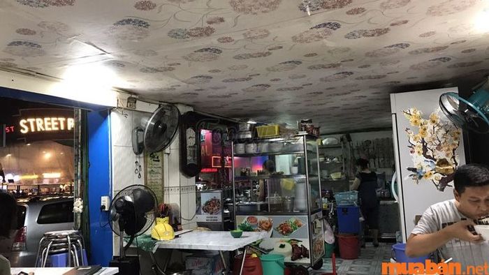 Bún Chả Hoa Đông là một trong những quán ăn nổi tiếng tại quận 1, chuyên về bún chả Hà Nội truyền thống.