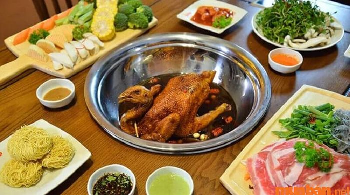 Lẩu gà úp Tú Xương - quán lẩu nổi tiếng tại quận 3