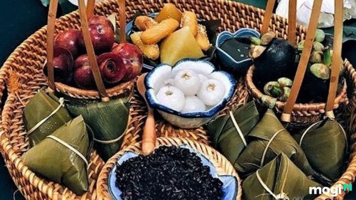 Mâm cúng ngày mùng 5 tháng 5 và các hoạt động đặc trưng của người dân địa phương được tổ chức đầy đủ.