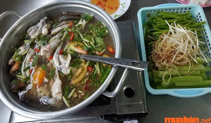 Quán Lẩu Thủ Đức - Lẩu ếch Cô Tư rất phù hợp cho những ai xuất thân từ miền Tây