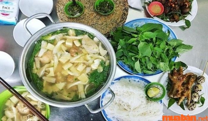 Quán Tao Ngộ 2 chuyên cung cấp lẩu gà lá é thơm ngon.