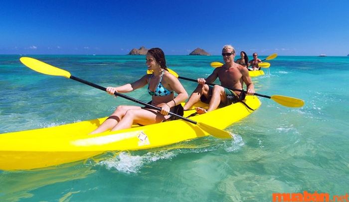 Chèo thuyền kayak tại Bãi Ông Lang Phú Quốc thực sự là một lựa chọn thú vị dành cho nhiều bạn trẻ.