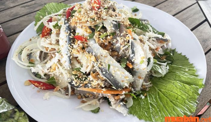 Gỏi cá trích là một đặc sản nổi tiếng của Phú Quốc.