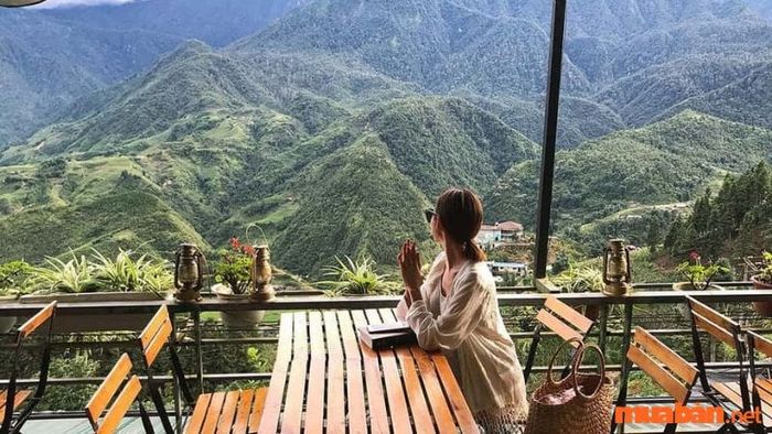 Hãy dừng chân tại một quán nước và chiêm ngưỡng vẻ đẹp hùng vĩ của Sapa