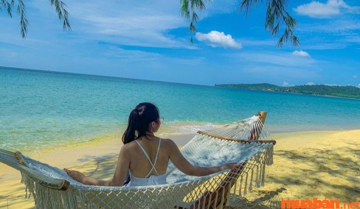 Bãi Ông Lang Phú Quốc luôn thu hút đông đảo du khách