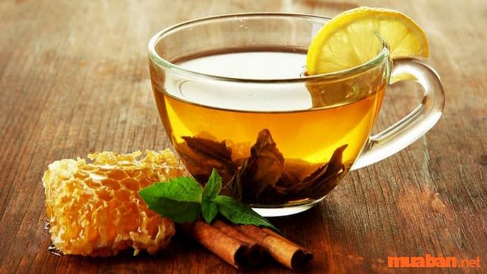Thưởng thức một ly trà gừng mật ong nóng hổi tại Cổng trời Sapa